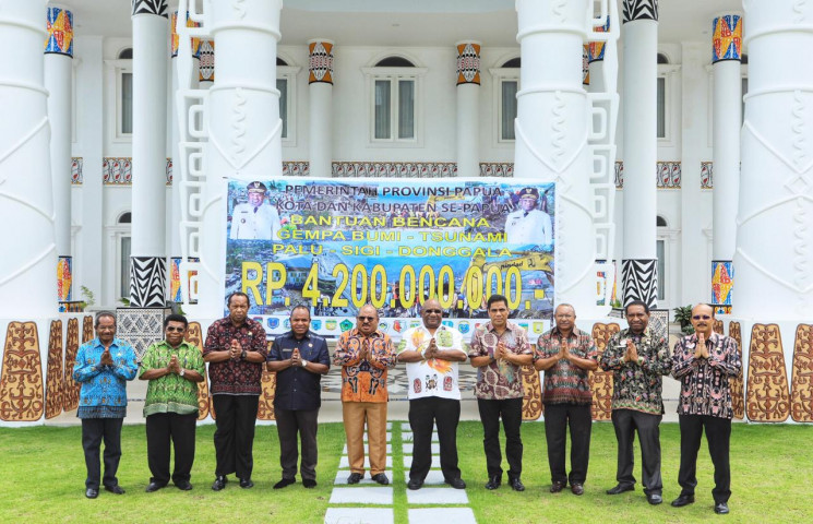Gubernur Papua Lepas Tim ke Palu dan Donggala